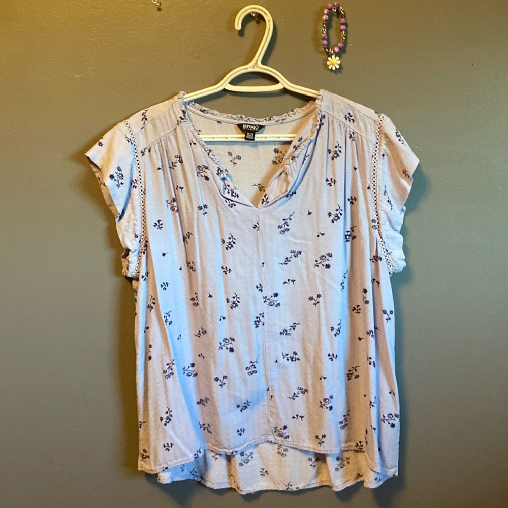 💜Purple simplicity, comes to mind when I see this shirt. It is so versatile.☺️